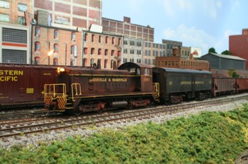 loco manufacturer owning units from EMD, GE and ALCO with a few from Baldwin. Nor did L&N care about matched MU consist, they paired up whatever was available and that ran. Many older units served out their last years in transfer service in the Cincinnati area as depicted in this photo.